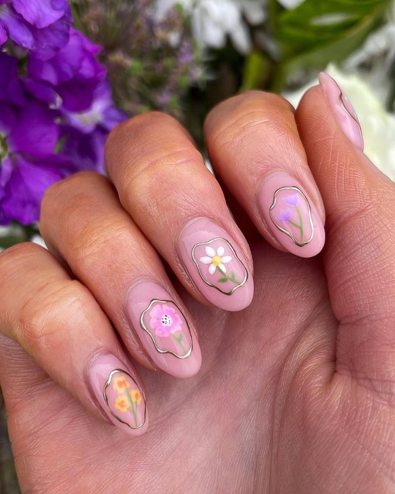 ongles avec base nude, design simple de nail art floral