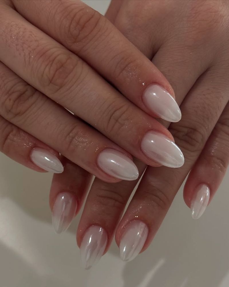 ongles chrome blanc, ongles amande, ongles élégants
