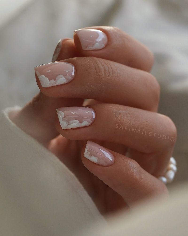 ongles courts avec nail art nuages blancs