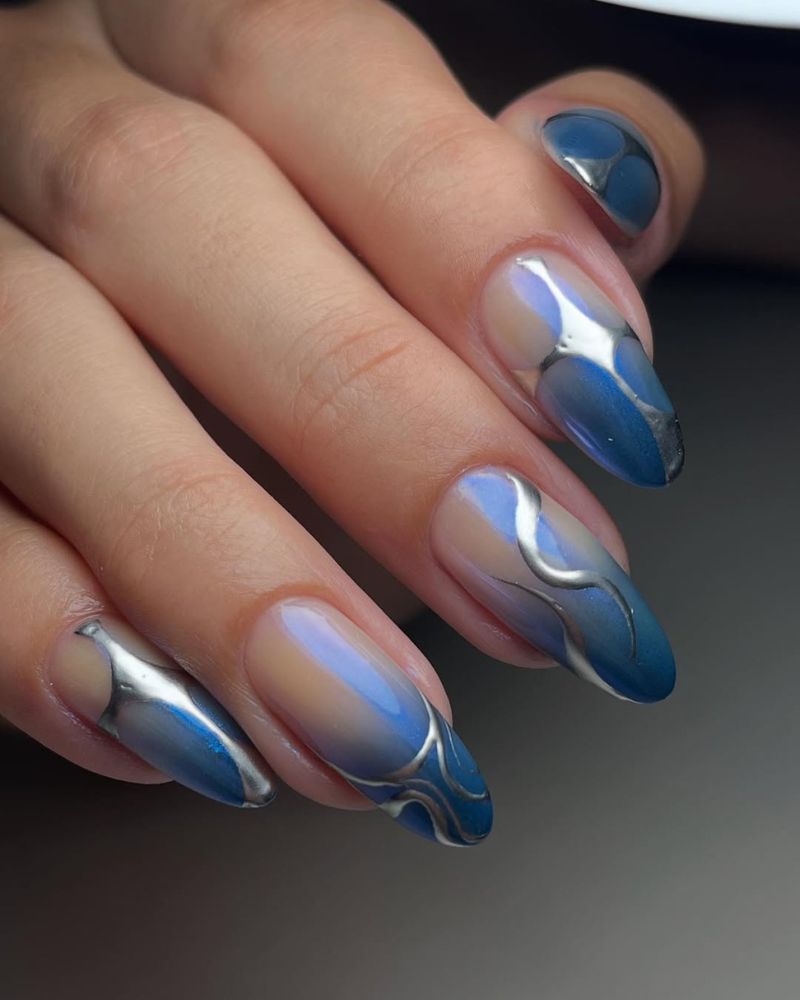 dégradé bleu avec poudre chrome bleue et nail art argenté métallique