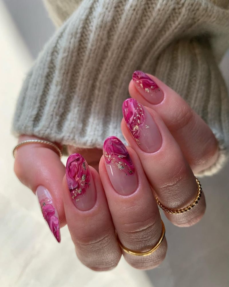 design marbré rose sur moitié supérieure de l’ongle
