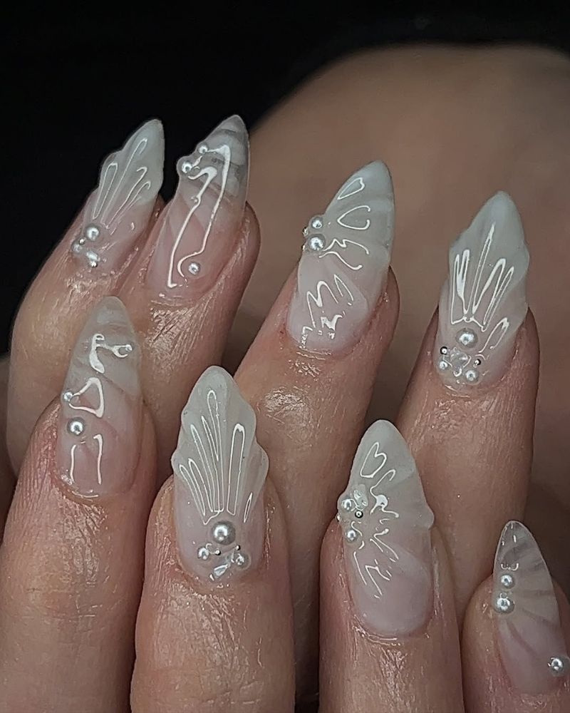 ongles blancs laiteux, ongles stiletto