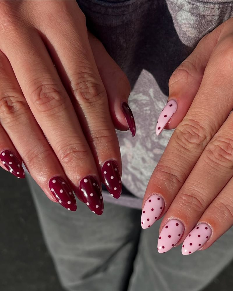 ongles stiletto rouge et rose avec pois