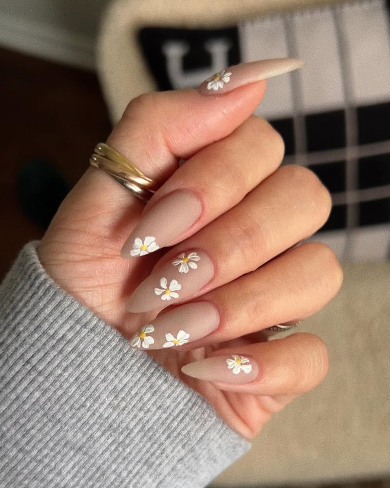 ongles mats, ongles stiletto printaniers