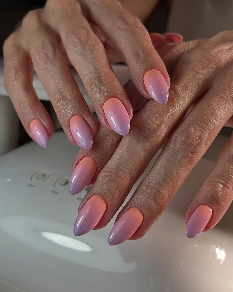 dégradé orange et violet pour manucure d'été