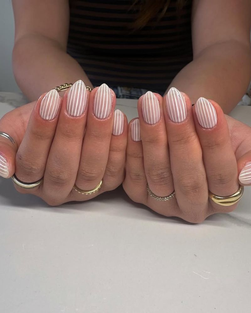 nail art rayures blanches sur base nude