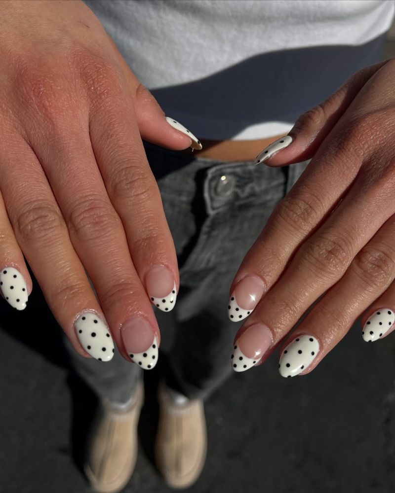 ongles blancs avec petits pois noirs