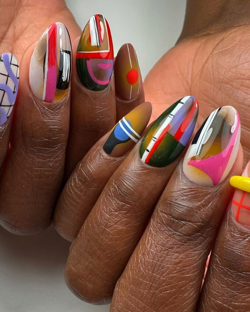 nail art abstrait aux tons marron, rose, vert, rouge, violet