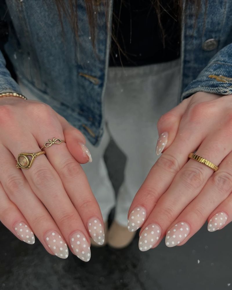 manucure élégante avec art à pois blancs