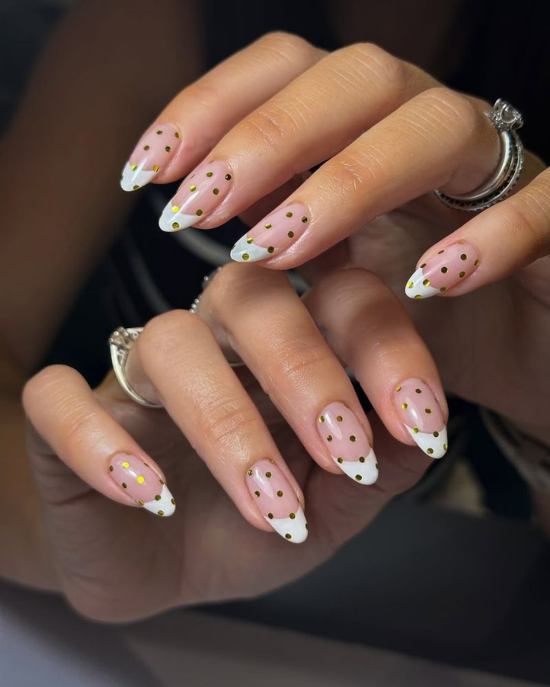 ongles french avec pois dorés