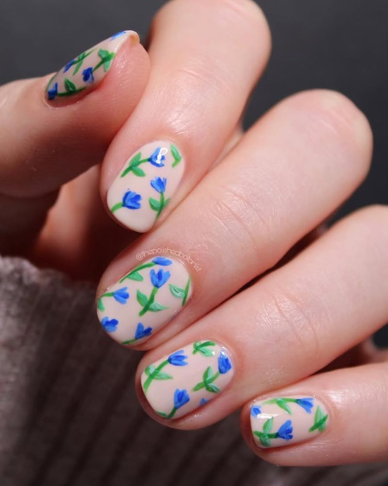 idées d’ongles printaniers, fleurs bleues