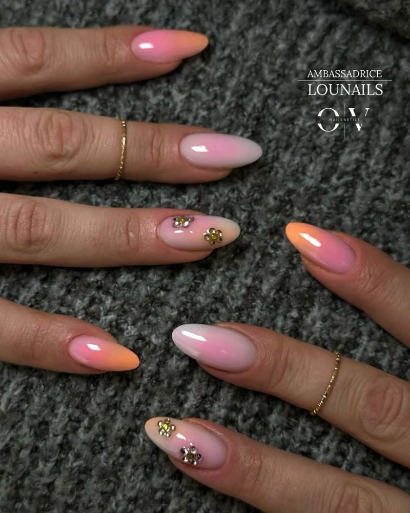 manucure douce coucher de soleil avec nuances rose et orange sur base blanche laiteuse