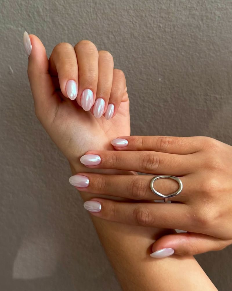 ongles chrome blanc nacré, ongles courts, manucure élégante