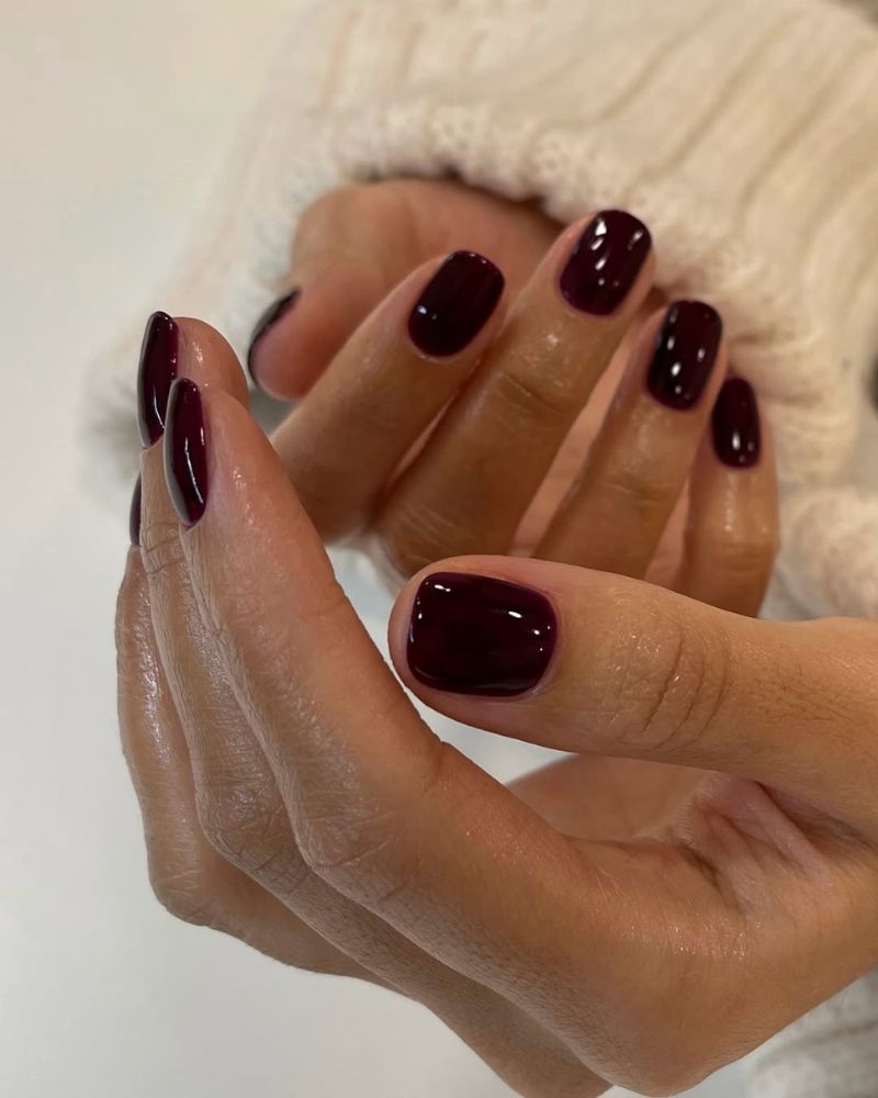 vernis bordeaux sur ongles courts pour l'automne et l'hiver