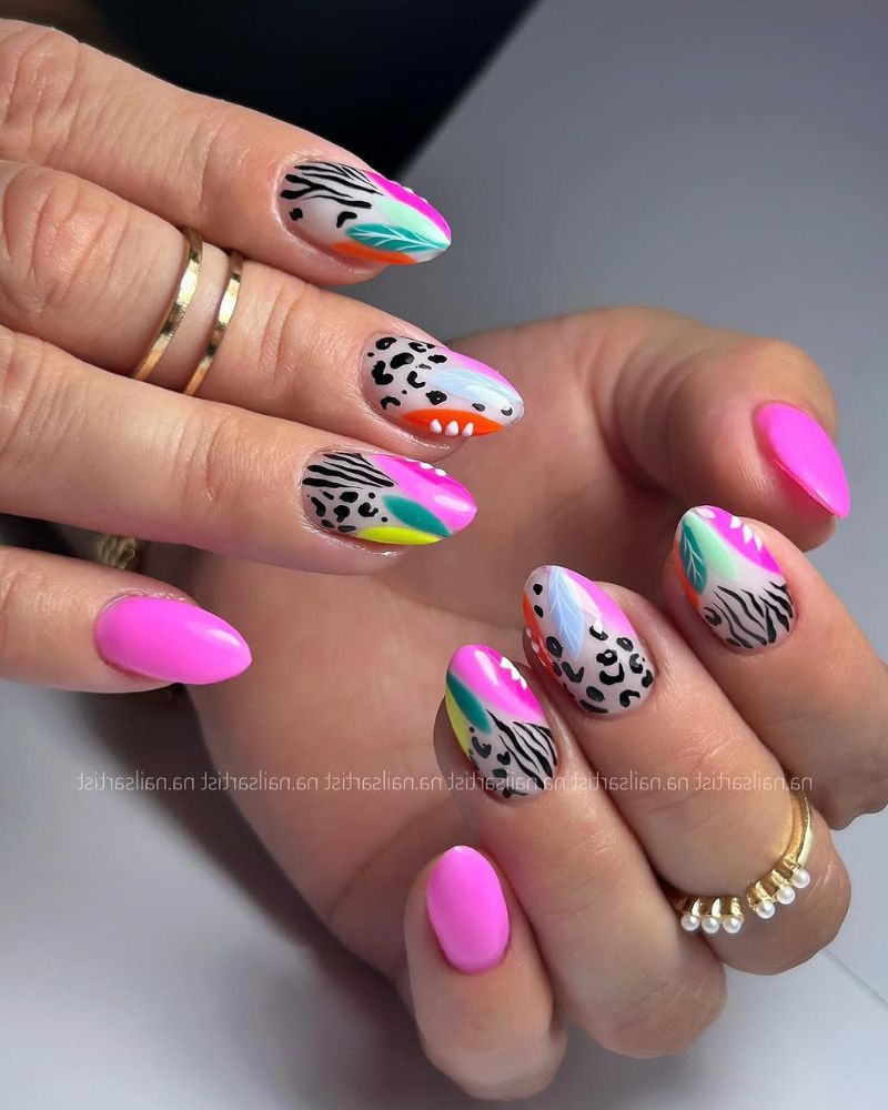 ongles rose vif avec nail art imprimé animal