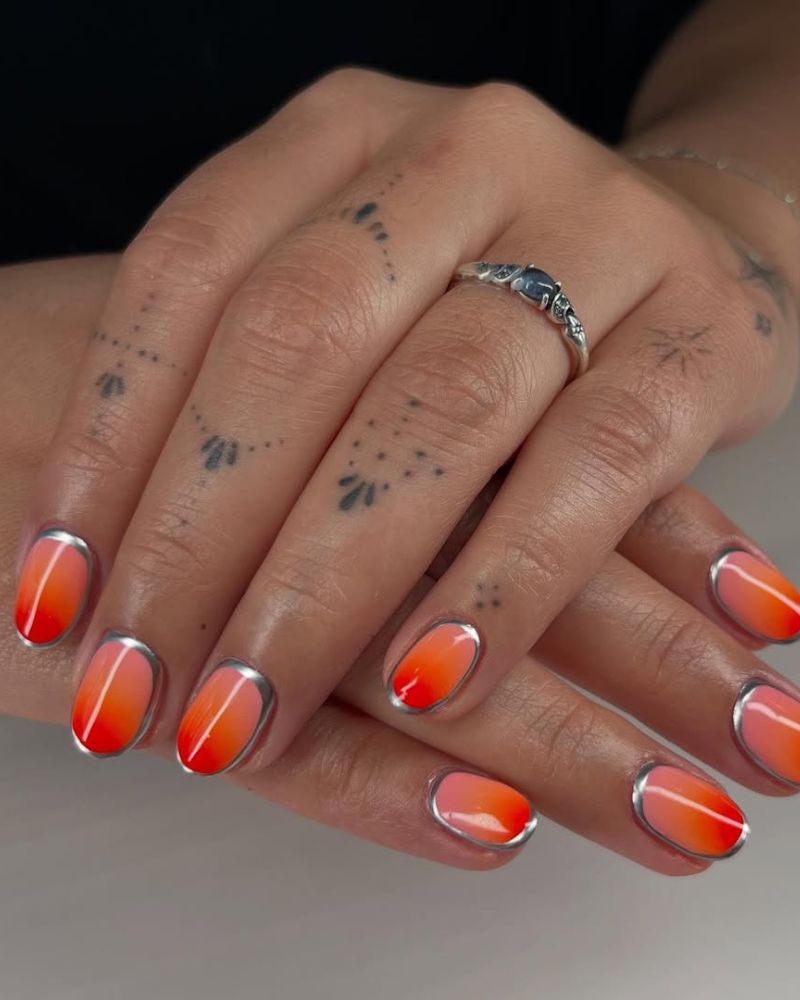 ongles dégradés coucher de soleil avec contour argenté sur manucure courte d'été
