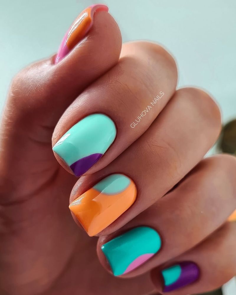 ongles carrés avec formes abstraites bleu vif, orange, rose et violet