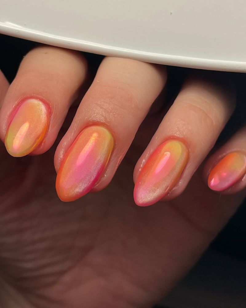 ongles cat eye coucher de soleil en nuances orange et rose