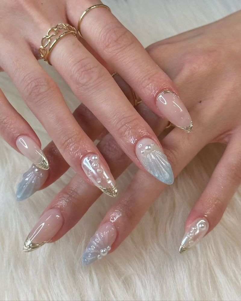 ongles élégants d’été, pointes dorées