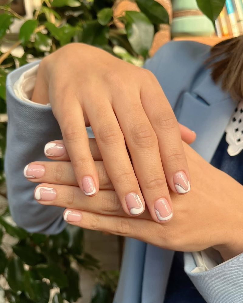 ongles courts avec bouts blancs