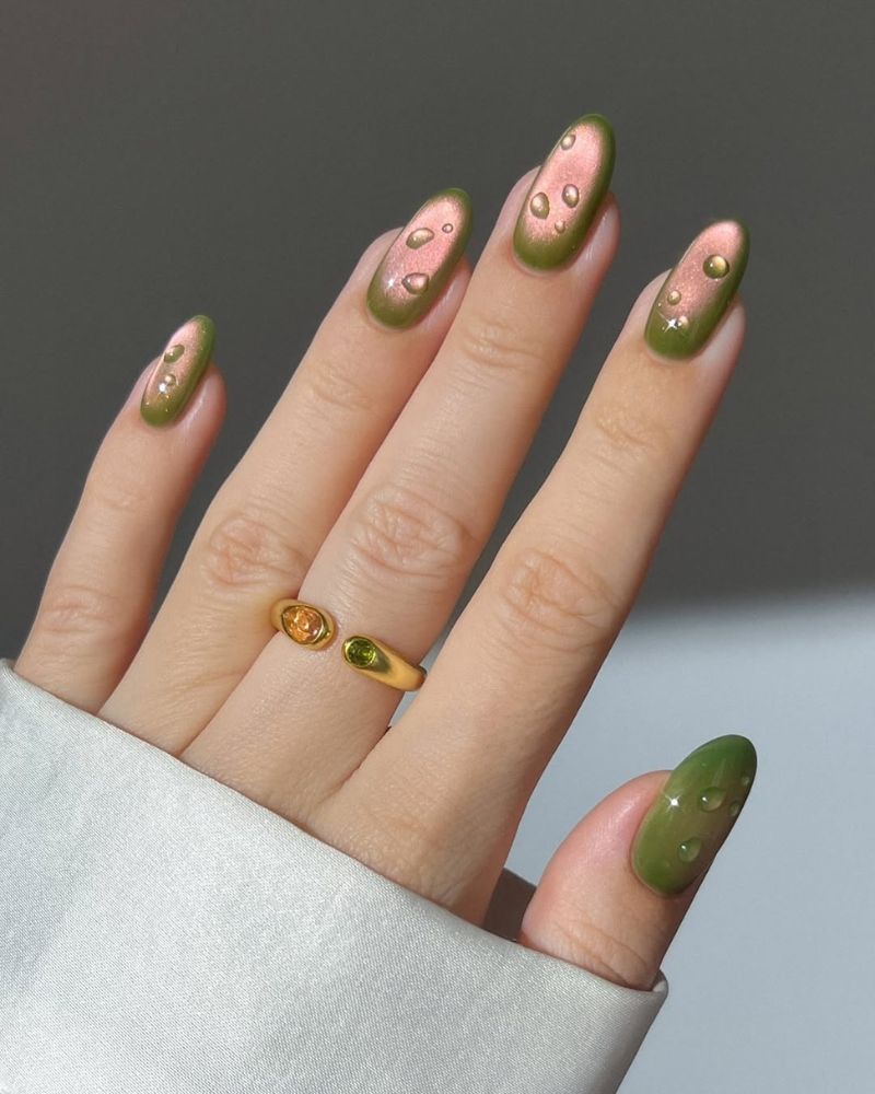 Vernis ongles œil de chat verts et roses avec gouttes 3D