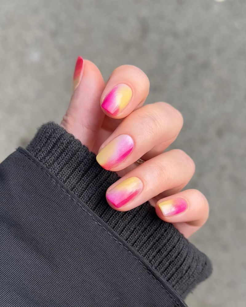 ongles dégradés d'été, ongles roses et jaunes, ongles courts d'été