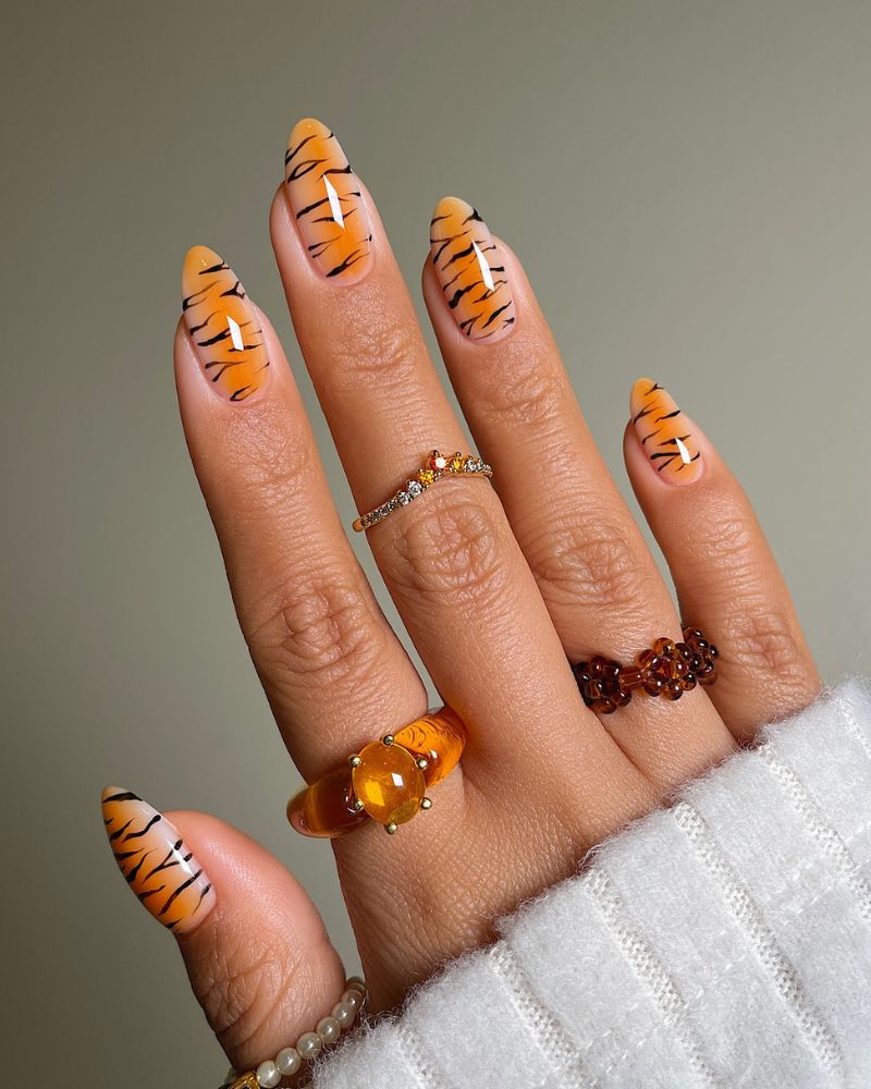 ongles motif tigre pour manucure automnale en forme amande