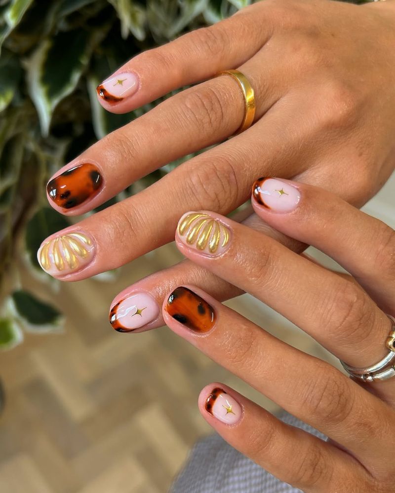 ongles courts d'automne avec nail art écaille de tortue et art 3D doré