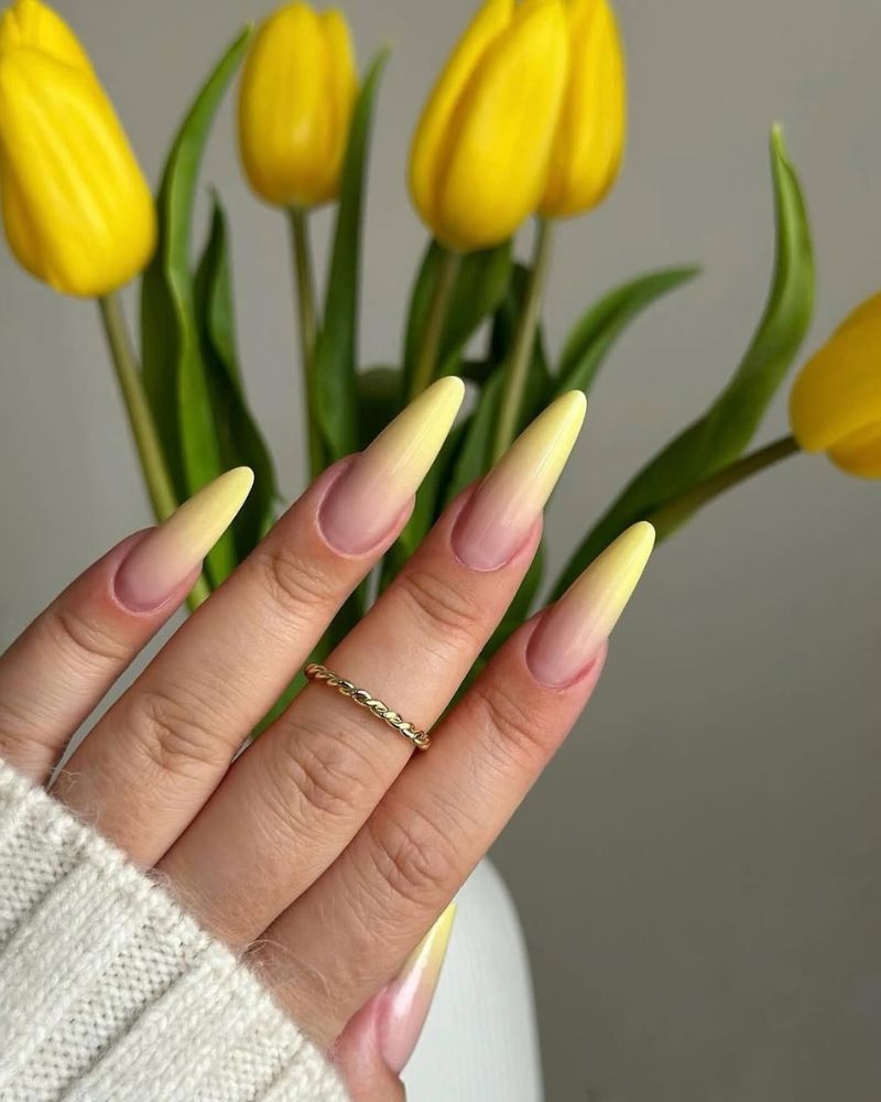 ongles jaunes, pointes French colorées