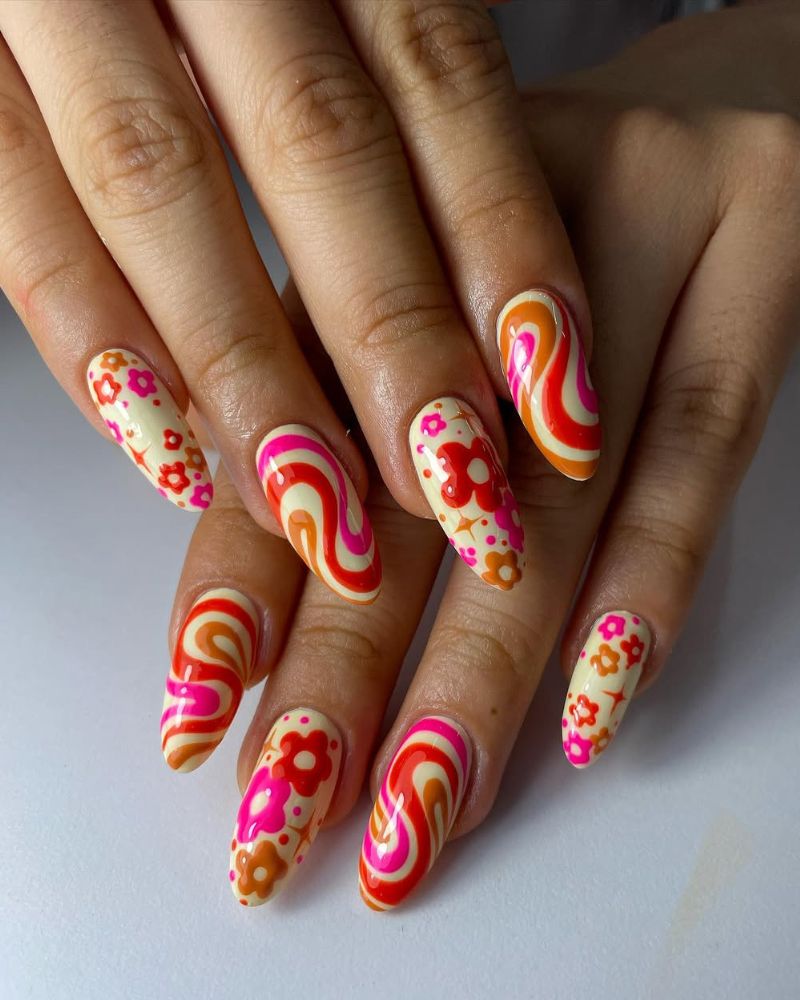 manucure rétro avec fleurs et tourbillons rouge et orange