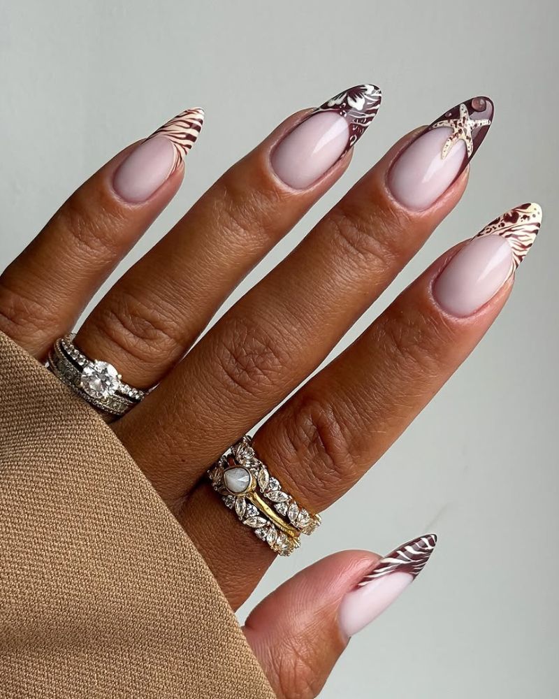 ongles longs amande avec motifs animaliers marron sur pointes French et base rose blanche lactée