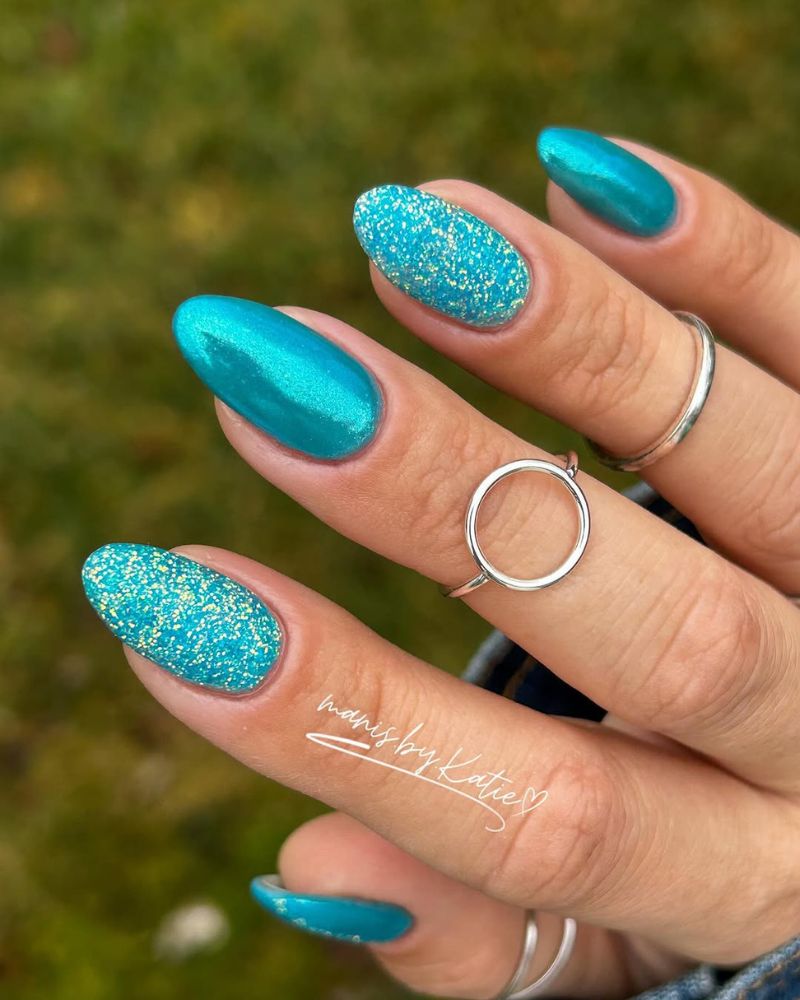 ongles bleus, pailletés bleus, ongles d'été