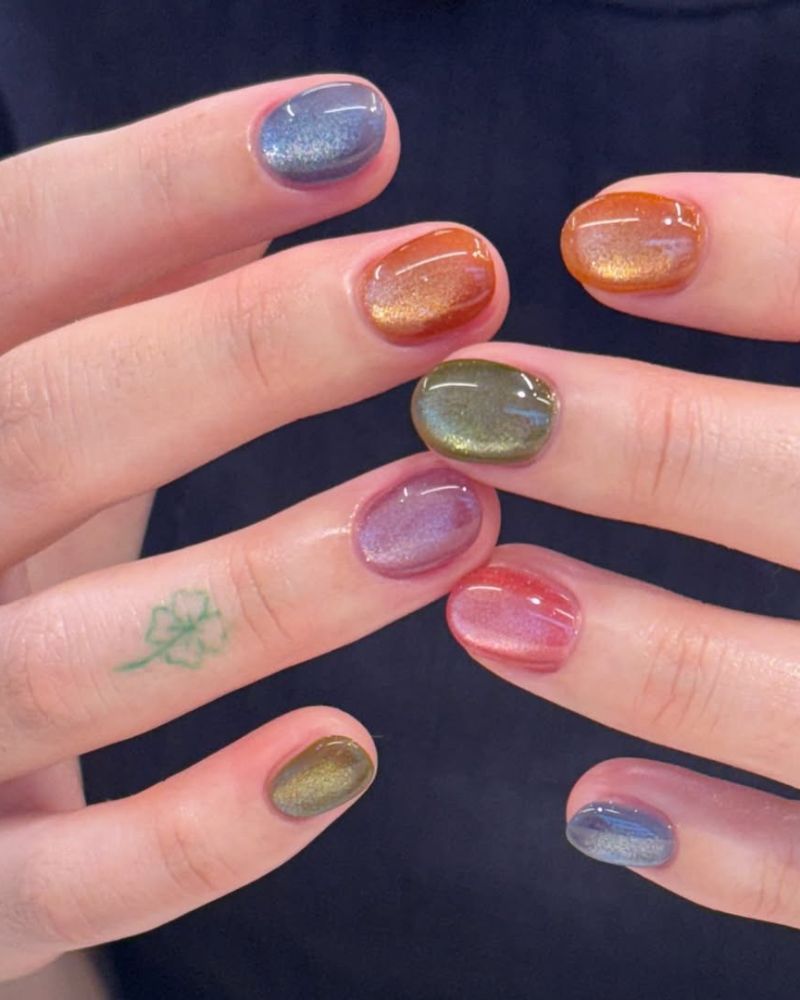 ongles courts effet œil de chat multicolores comme des bonbons