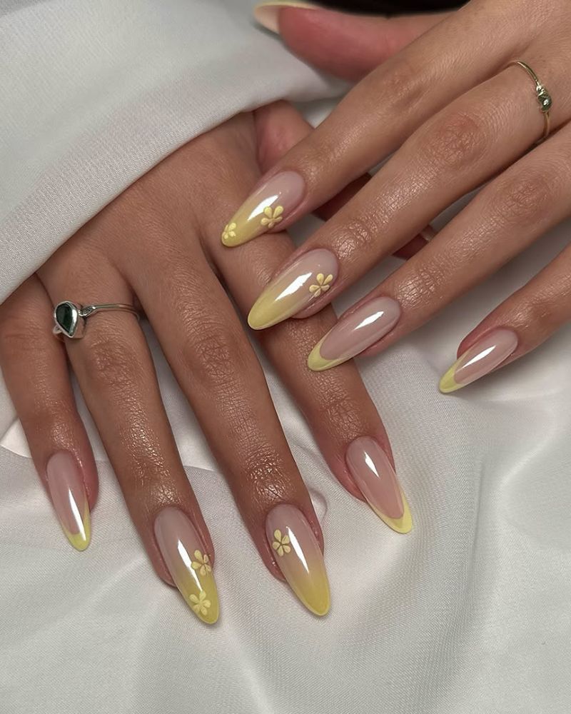 ongles dégradés jaunes avec nail art chrome et floral