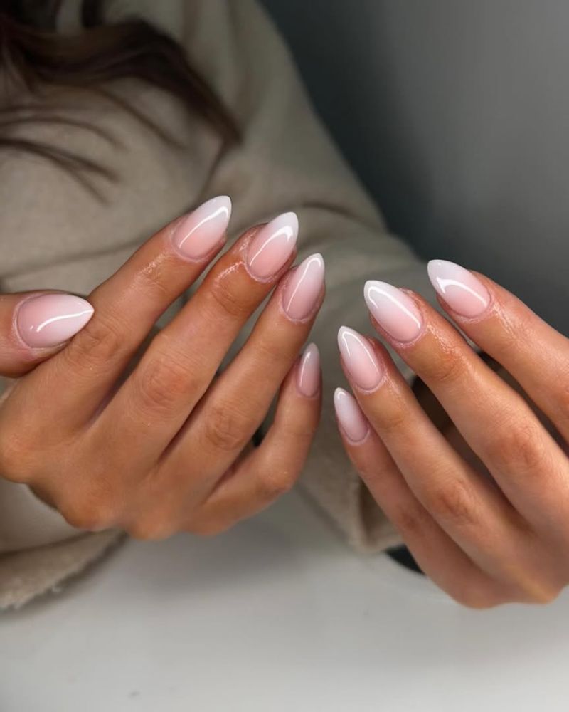 ongles ombrés blancs, ongles stiletto, design à pointe blanche