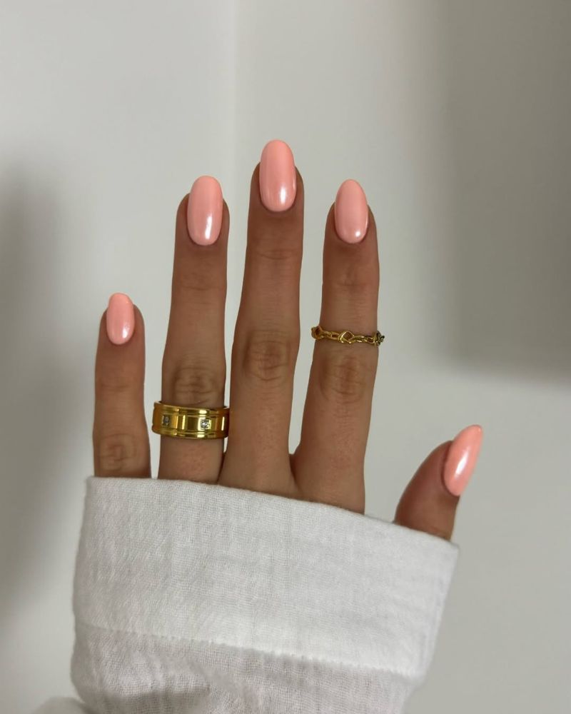 ongles pêche chrome, manucure printanière élégante