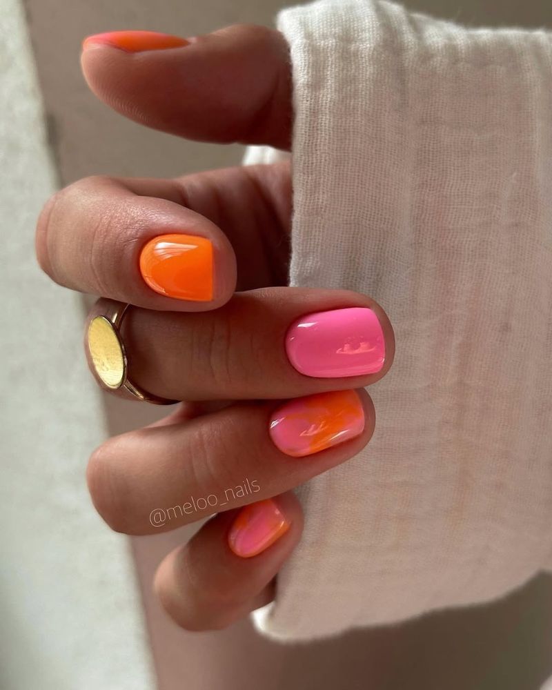 ongles roses et orange sur manucure d'été courte