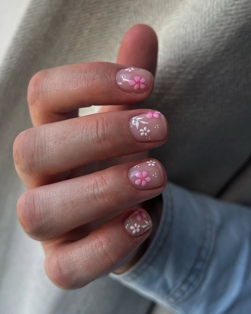 ongles fleurs de cerisier, ongles simples, ongles nude