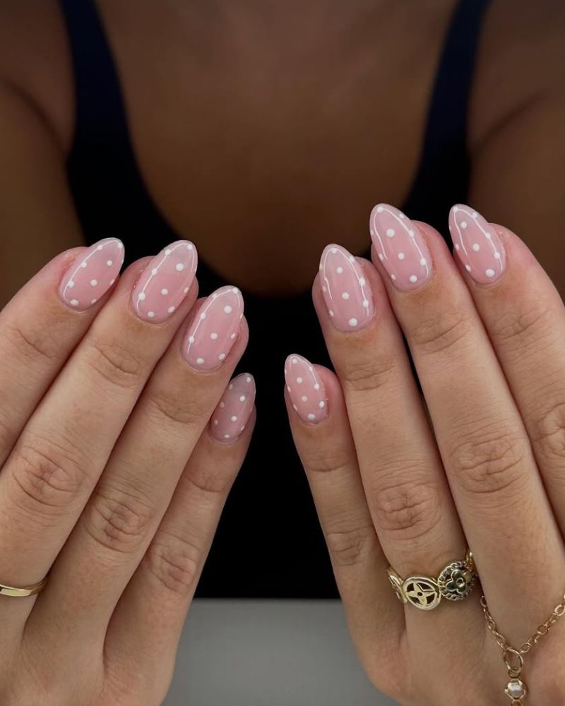 ongles nude avec pois blancs
