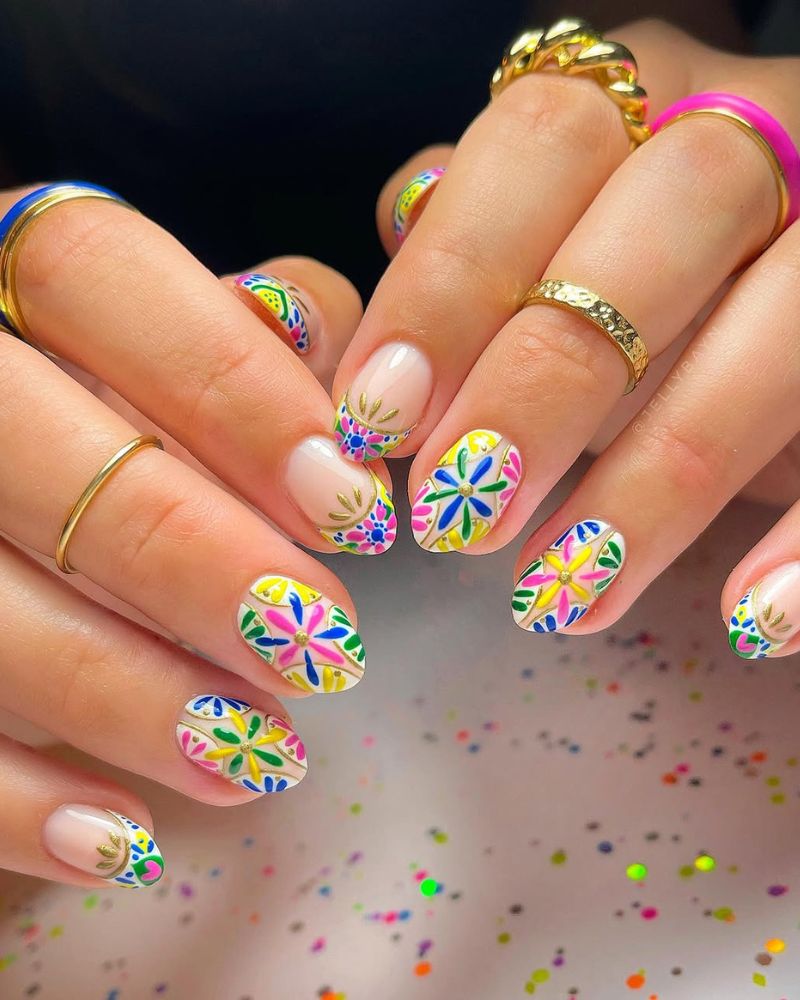 ongles carreaux, colorés d'été avec contours dorés