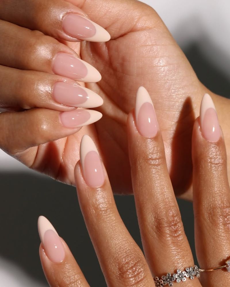 ongles stilettos avec manucure romantique à bout crème