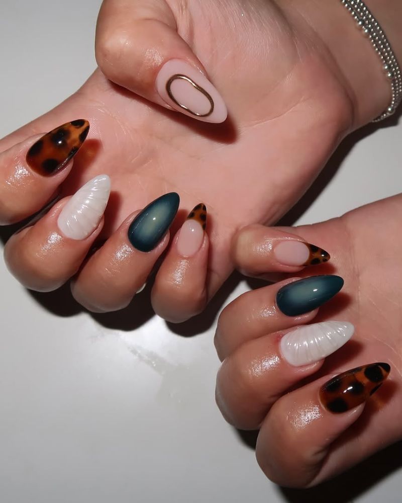 ongles écaille de tortue sur forme stiletto de longueur moyenne