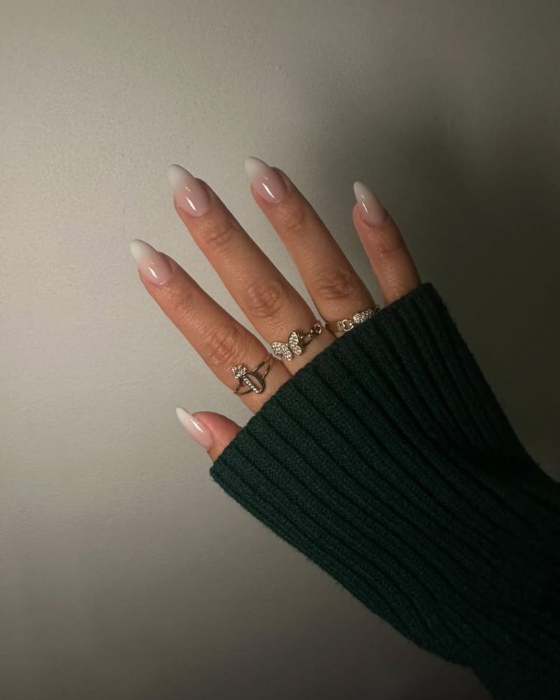 ongles élégants, ongles naturels, pointes blanches classieuses