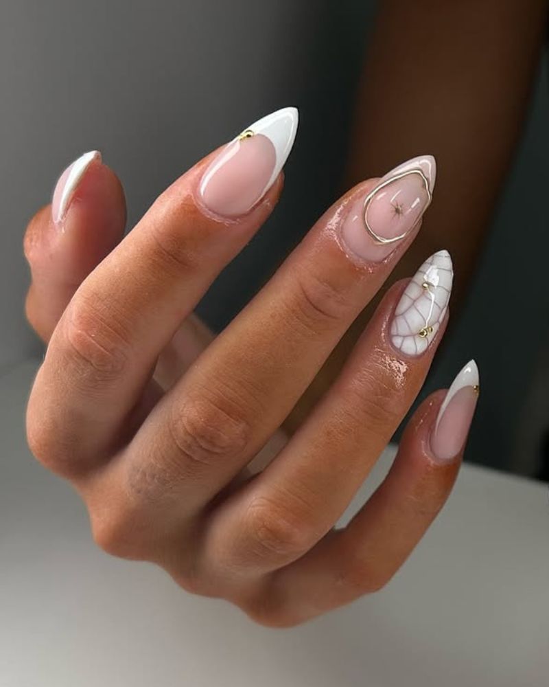 ongles stiletto avec bouts français blancs et nail art doré