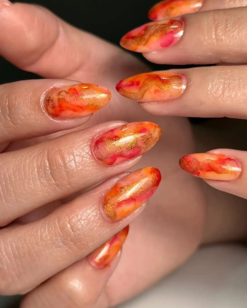 ongles marbre orange avec nail art doré
