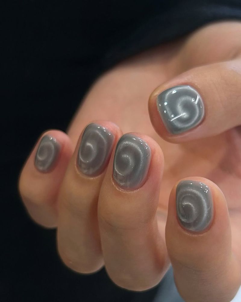 Vernis gris œil de chat et art d’ongle spirale