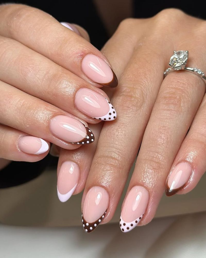 manucure fine à la française avec pois en rose clair et marron