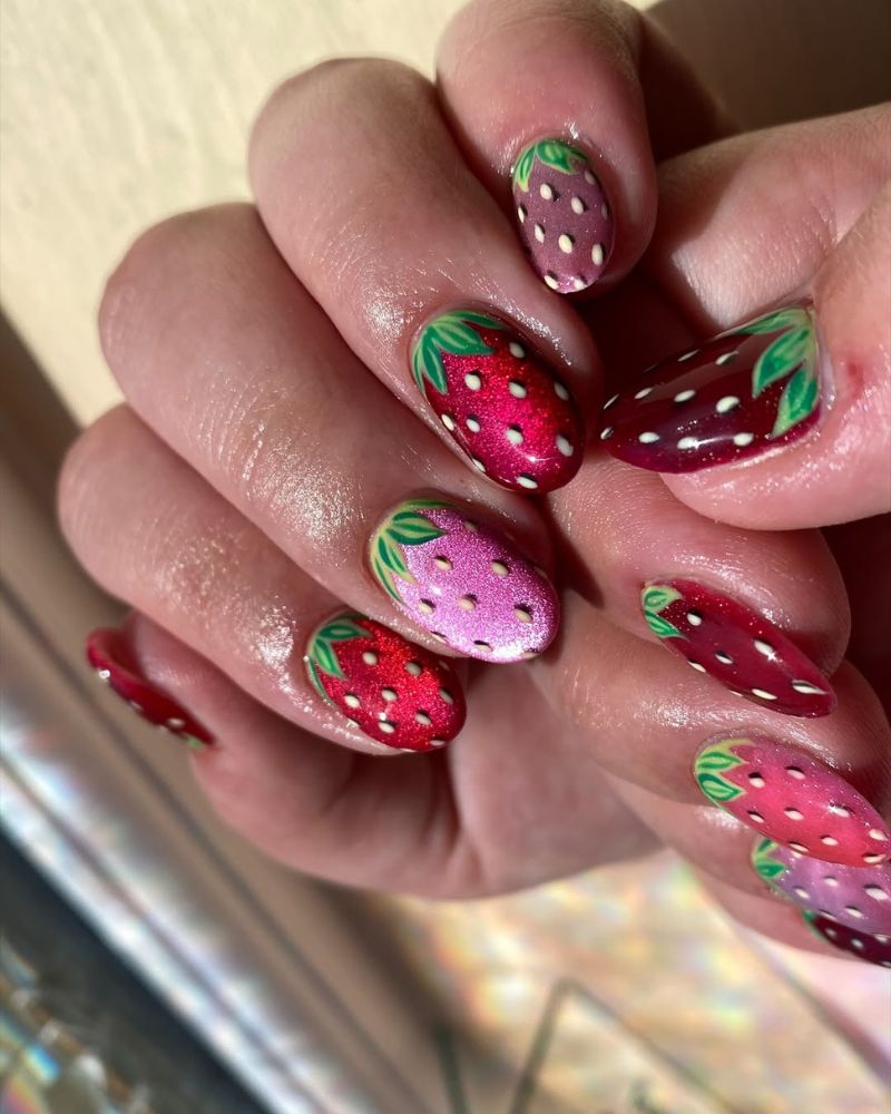 Ongles fraises effet œil de chat rouge pailleté, en forme amande