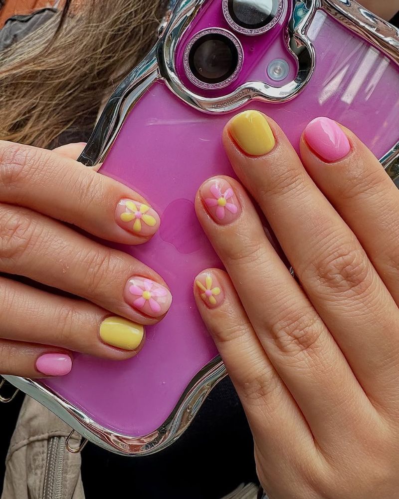 ongles roses et jaunes, ongles courts, ongles fleurs