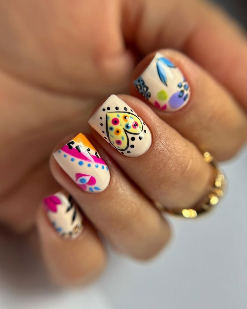 ongles crème avec art abstrait coloré